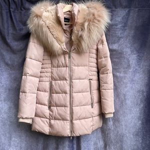 Guess jacket with a fur hood and a double zipper